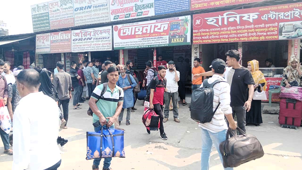 ঈদযাত্রায় সাভার থেকে দ্বিগুন ভাড়ায় বাড়ি ফিরছে মানুষ